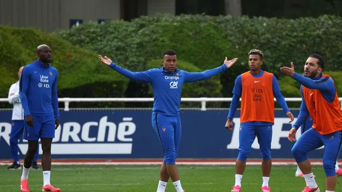Kylian Mbapp&eacute; et ses partenaires &agrave; l&rsquo;entra&icirc;nement.