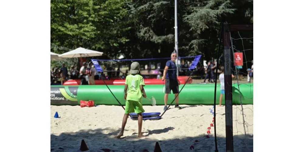 Saint&eacute; Plage a ouvert ses portes ce samedi 27 juin ! Malgr&eacute; la chaleur, de nombreuses familles et de nombreux curieux sont au rendez-vous. Pens&eacute; comme une halte avant ou apr&egrave;s les championnats de France de natation, l&rsquo;&eacute;v&eacute;nement accueille gratuitement tous les St&eacute;phanois. Photo Soltane Ouazzani