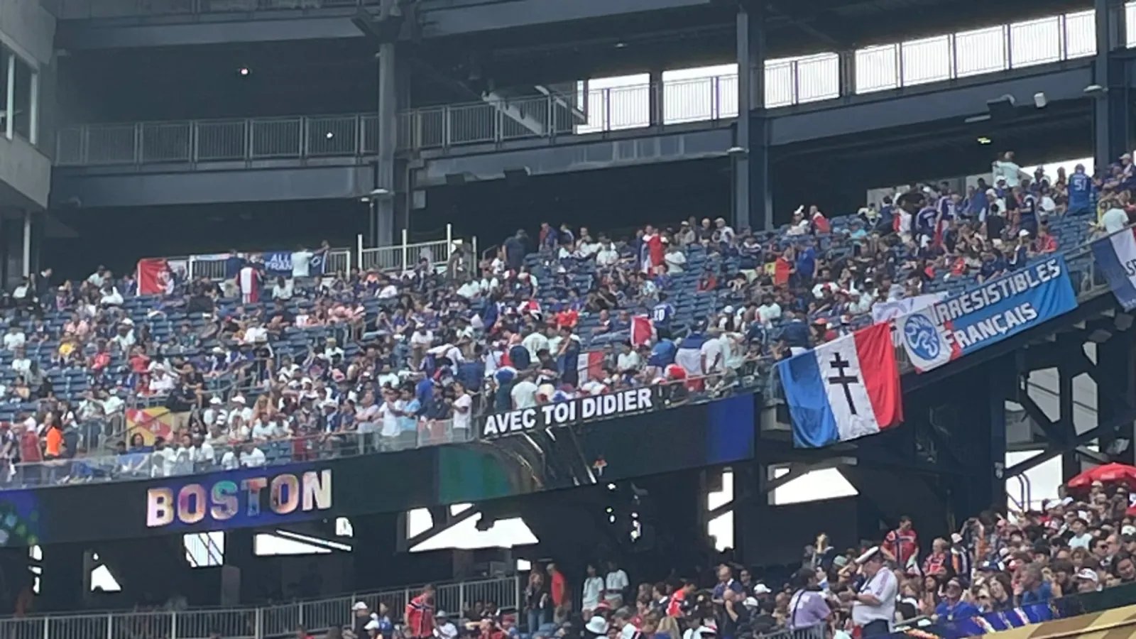 Une banderole en soutien &agrave; Didier Deschamps lors de Norv&egrave;ge-France, le 26 juin 2026.