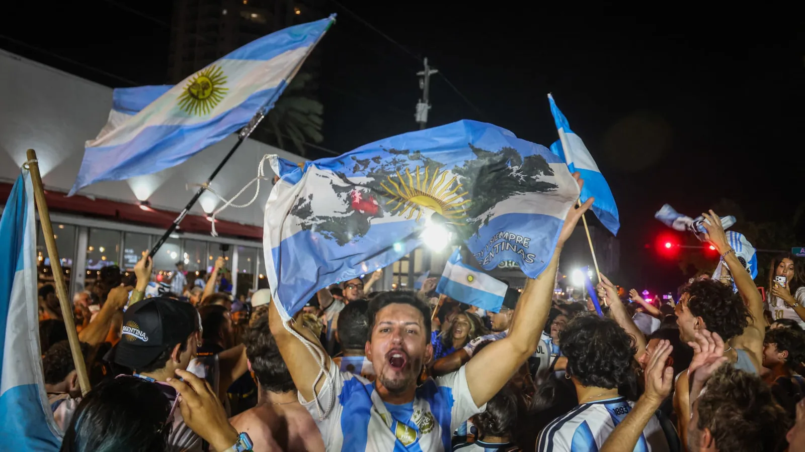 L&rsquo;Argentine demande &agrave; la Fifa, et l&rsquo;obtient, de pouvoir jouer en bleu marine contre l&rsquo;Angleterre, 40 ans apr&egrave;s 1986 - Le Parisien