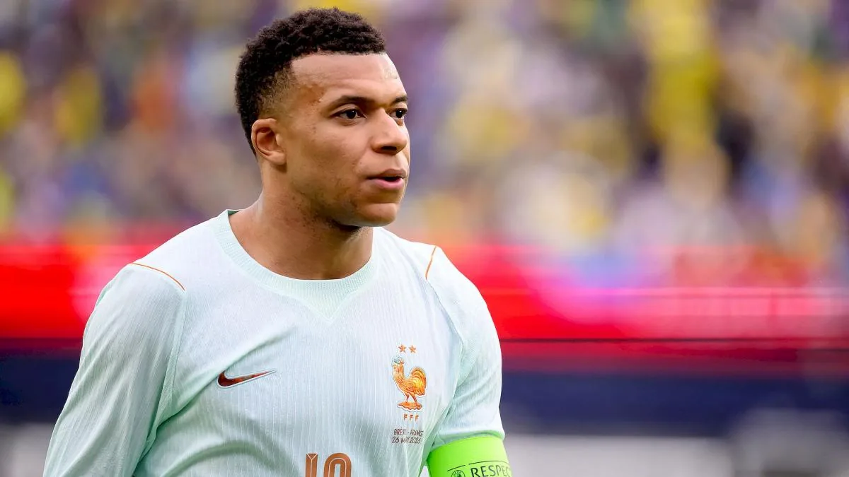 Mbapp&eacute; rassurant apr&egrave;s sa sortie : "J'ai pris un coup &agrave; une cheville mais &ccedil;a va bien" - Eurosport