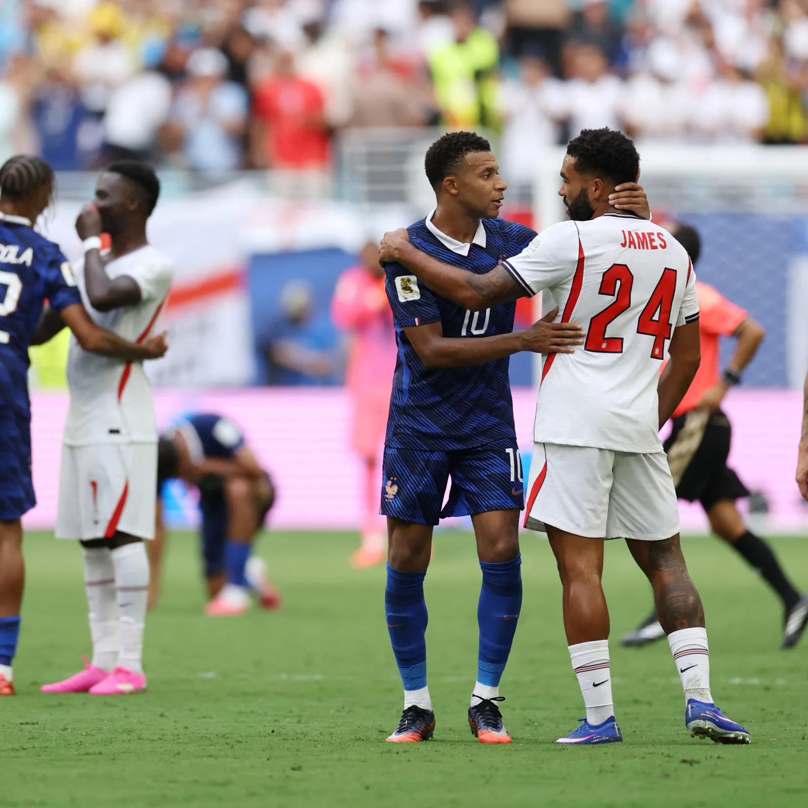 Langage corporel douteux, cadres sans entrain et sourires apr&egrave;s les buts encaiss&eacute;s : ces attitudes des Bleus qui ont forc&eacute; Deschamps &agrave; tout changer &agrave; la mi-temps