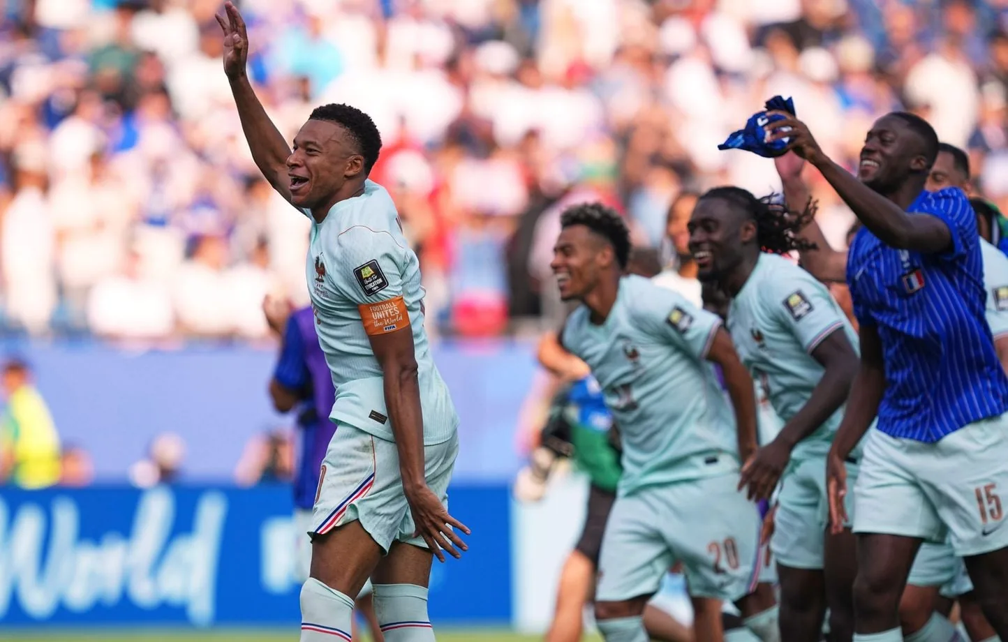 "Impossibles &agrave; arr&ecirc;ter ?", "d'une autre plan&egrave;te"... La presse &eacute;trang&egrave;re salue la ma&icirc;trise de l'&eacute;quipe de France contre le Maroc en demi-finales de Coupe du monde - franceinfo