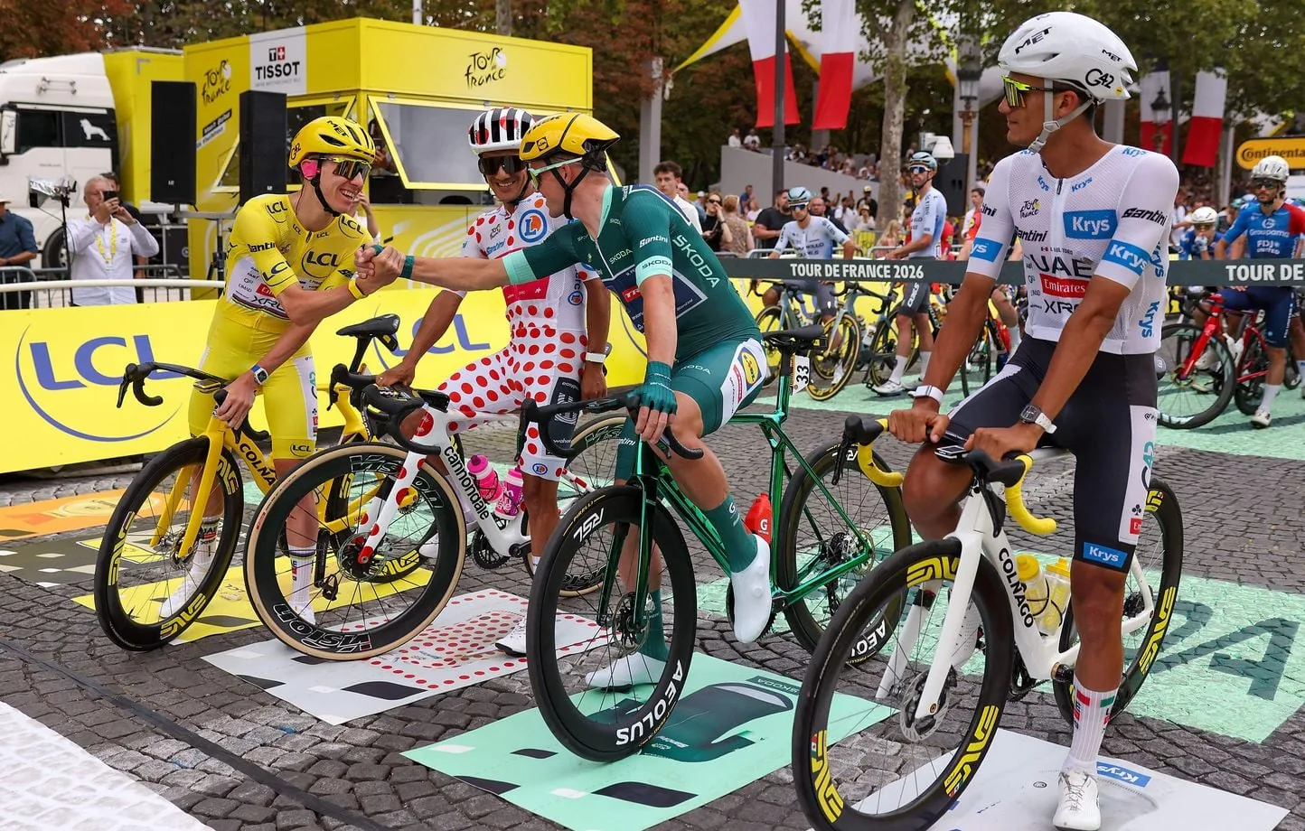 Mathieu Van der Poel remporte une derni&egrave;re &eacute;tape digne d'un Monument, Tadej Pogacar &eacute;gale le record de cinq victoires sur le Tour de France