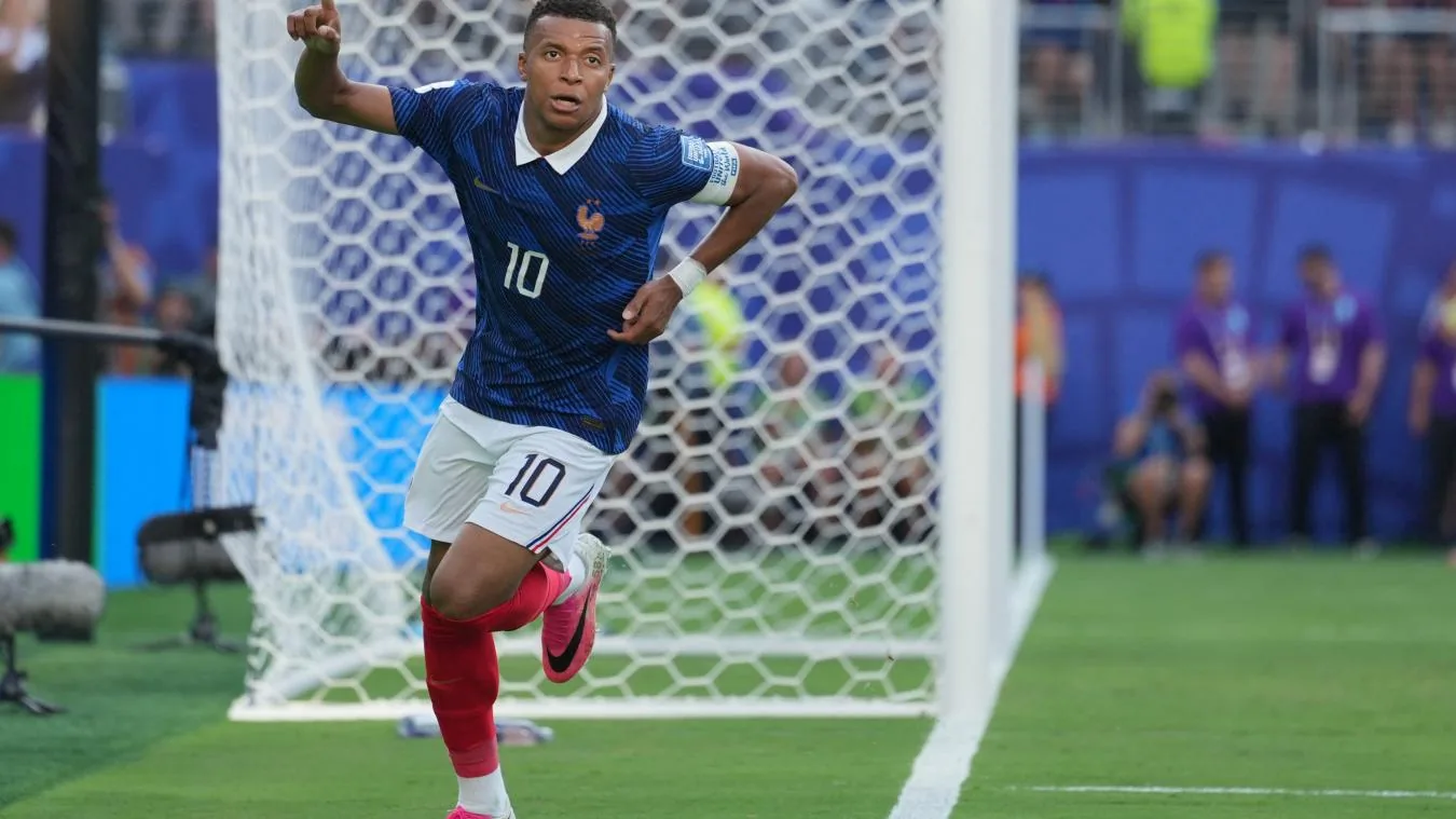 &laquo; Qui peut arr&ecirc;ter la masterclass fran&ccedil;aise ? &raquo;, &laquo; Une sup&eacute;riorit&eacute; qui devient obsc&egrave;ne &raquo; : la presse internationale dithyrambique apr&egrave;s le r&eacute;cital des Bleus contre la Su&egrave;de en 16e de finale de la Coupe du monde - L'&Eacute;quipe