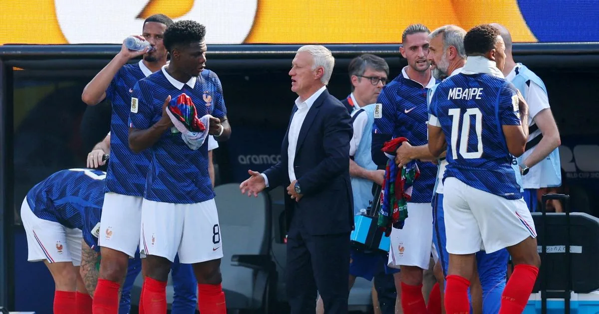 Face au constat de Bleus archi favoris et inarr&ecirc;tables, Deschamps supplie les m&eacute;dias: &laquo; Allez-y, trouvez des probl&egrave;mes ! &raquo; - L'&Eacute;quipe