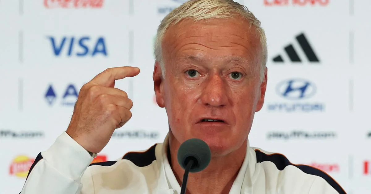 Coupe du monde - Il a dur&eacute;, il a lass&eacute;, mais il a surtout beaucoup gagn&eacute; : Didier Deschamps tire sa r&eacute;v&eacute;rence en tant que plus grand s&eacute;lectionneur de l'&eacute;quipe de France - L'&Eacute;quipe