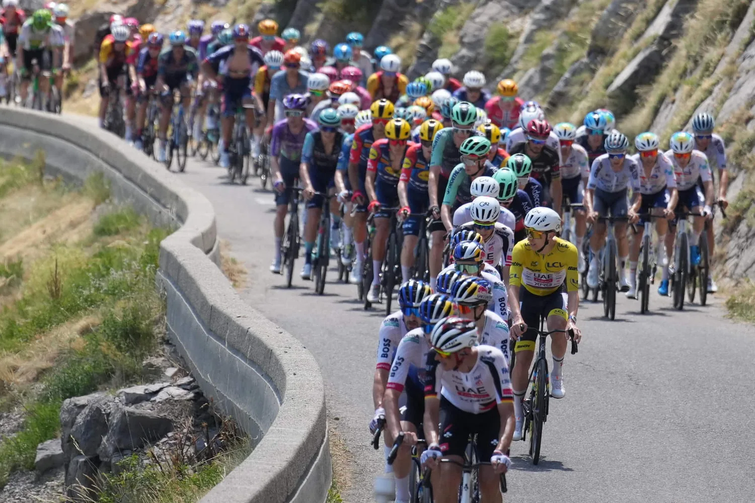EN DIRECT, Tour de France : Tadej Pogacar attaque au pied de l&rsquo;Alpe-d&rsquo;Huez, Lenny Martinez, Sepp Kuss et Richard Carapaz encore &agrave; l&rsquo;avant - Le Monde.fr