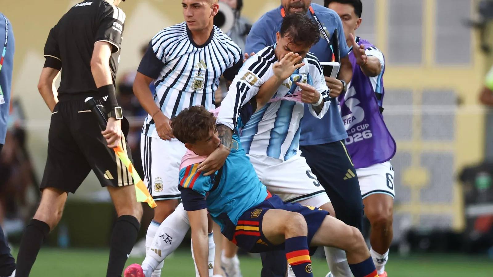 Carton rouge de Paredes, accrochage de Molina avec Rodri... La FIFA va ouvrir une enqu&ecirc;te sur le comportement des joueurs argentins apr&egrave;s la finale de la Coupe du monde contre l'Espagne
