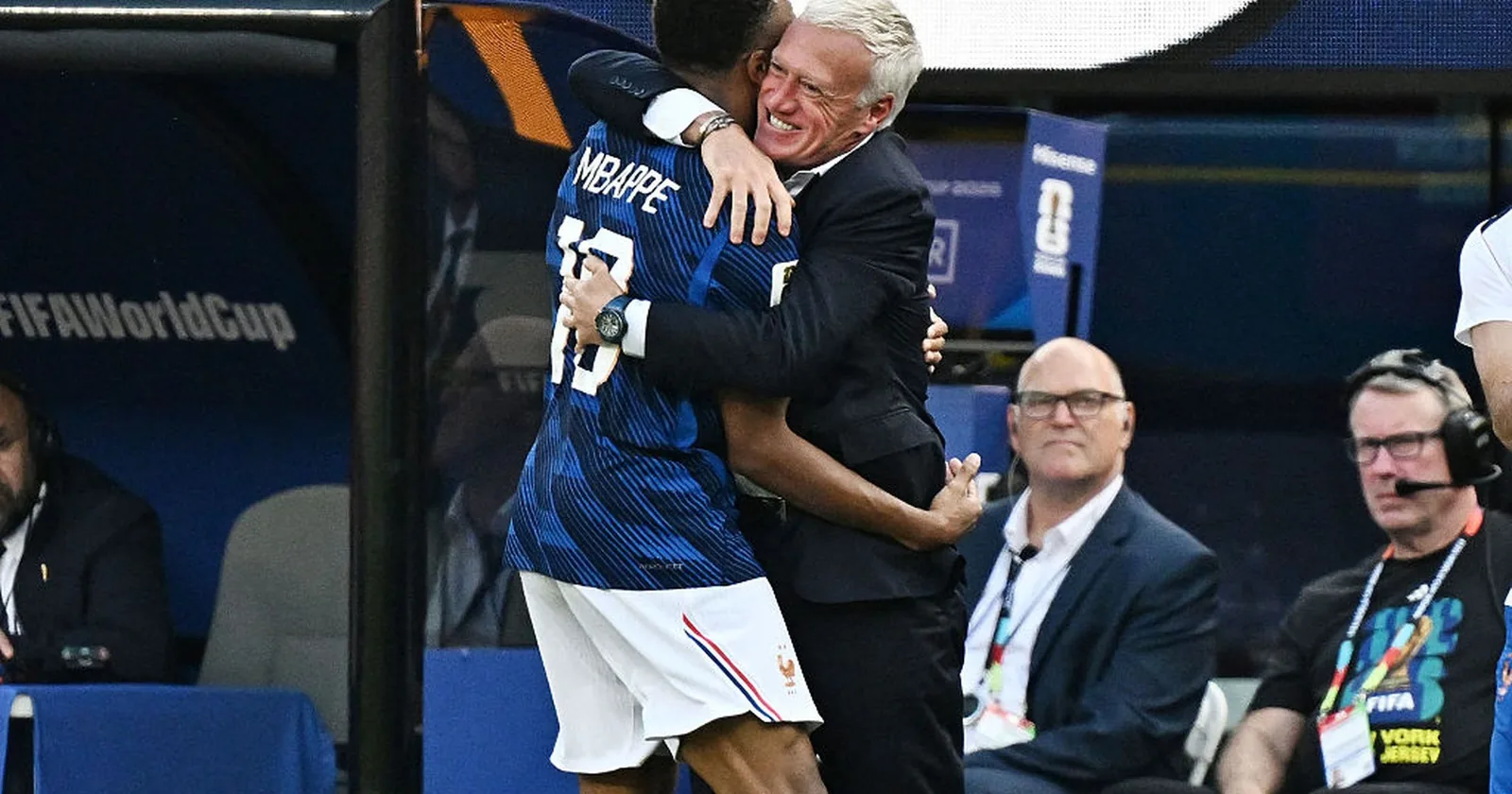 Kylian Mbapp&eacute; rend hommage &agrave; Didier Deschamps : &laquo; Les gens n'ont pas toujours su appr&eacute;cier ta grandeur, mais le temps et l'histoire s'en chargeront &raquo;