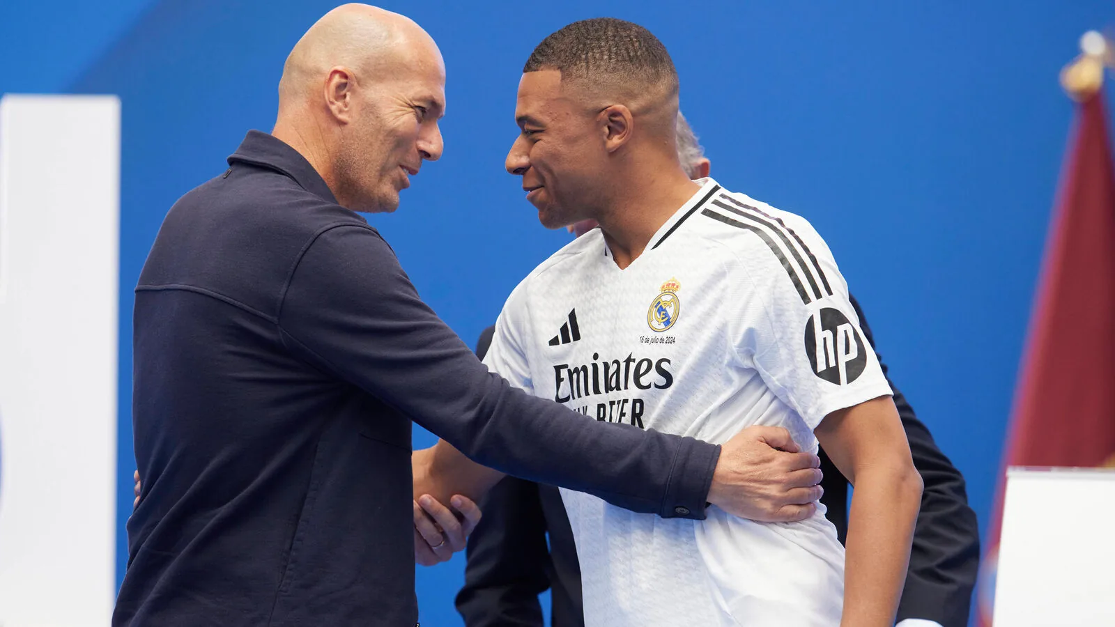Analyste reconnu, technicien "tr&egrave;s humain", et n&deg;1 malheureux: qui est David Bettoni, le fid&egrave;le adjoint de Zinedine Zidane? - RMC Sport