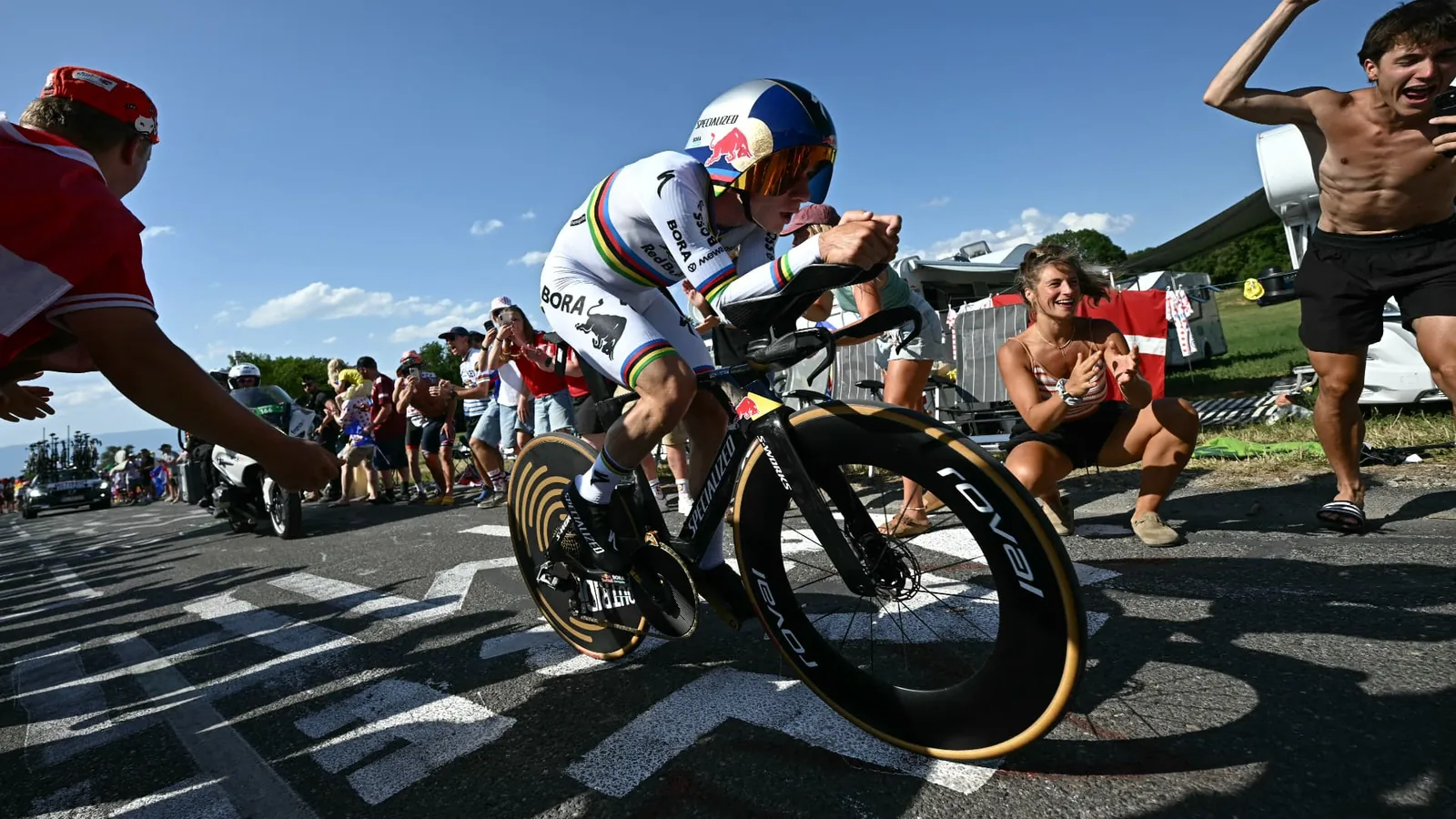 Remco Evenepoel encha&icirc;ne en remportant le chrono individuel de la 16e &eacute;tape du Tour de France, Paul Seixas grignote pour le podium