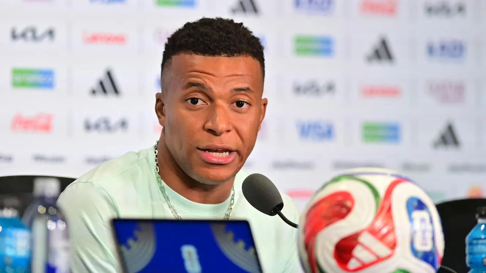 Kylian Mbapp&eacute; en conf&eacute;rence de presse &agrave; Philadelphie, &agrave; la veille de France-Irak en Coupe du monde, le 21 juin 2026. (MAXPPP)