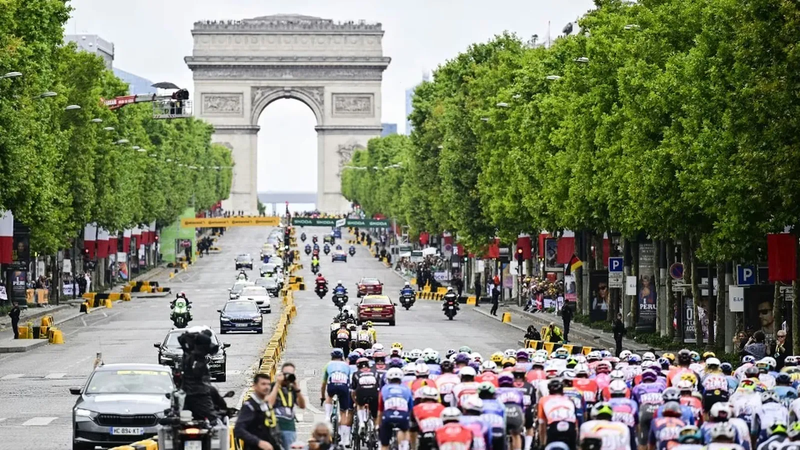 Le peloton du Tour de France sur les Champs-Elysées lors de la 21e étape, le 27 juillet 2025. (DIRK WAEM / AFP)