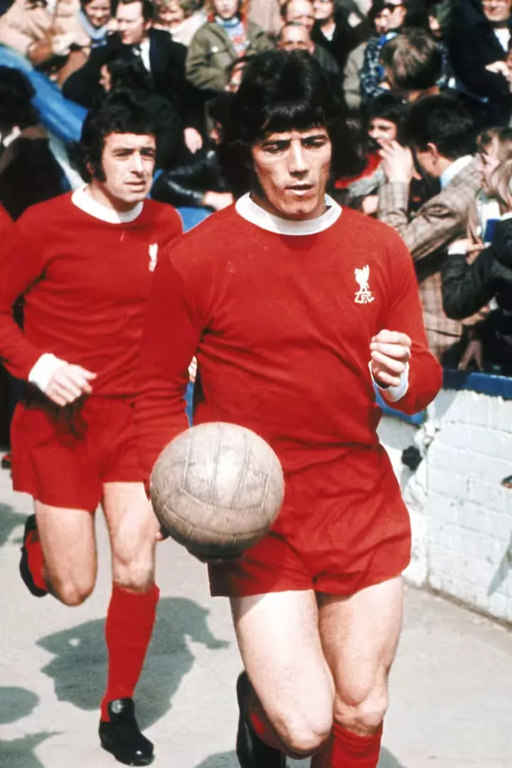 Kevin Keegan entre ballon en main avec l'&eacute;quipe de Liverpool derri&egrave;re lui, le 7 septembre 1972. (EMPICS SPORTS / SIPA)