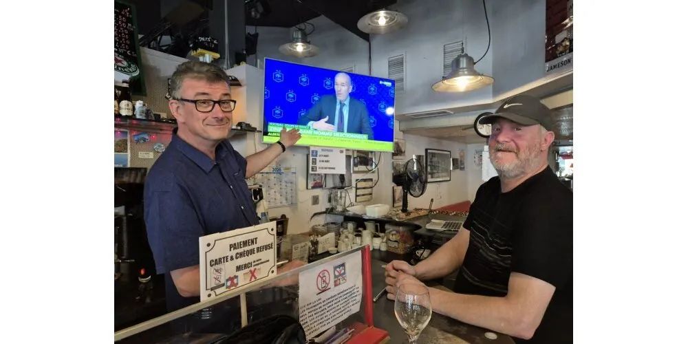 Philippe Rebouillat, patron du VO Caf&eacute;, &agrave; Chalon-sur-Sa&ocirc;ne, et G&eacute;g&eacute;, un habitu&eacute; des lieux, sont ravis de l&rsquo;arriv&eacute;e de Zinedine Zidane comme entra&icirc;neur des Bleus. Photo Nathalie Magnien