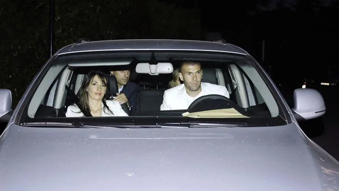 Zin&eacute;dine Zidane et sa femme V&eacute;ronique arrivent &agrave; la soir&eacute;e d&rsquo;anniversaire de David Beckham &agrave; Madrid, le 10 mai 2006.