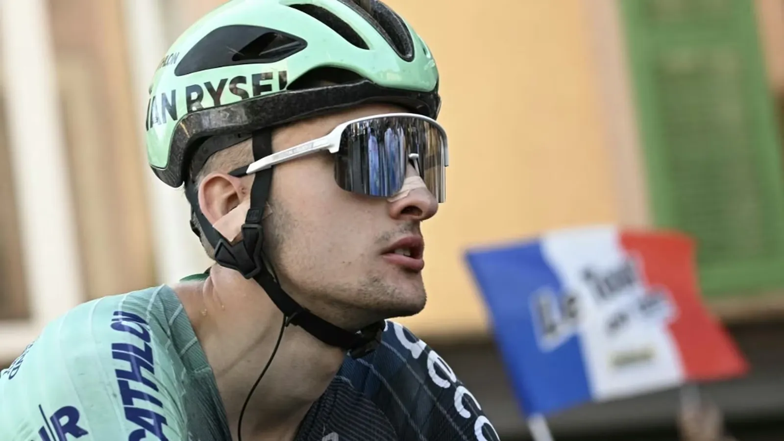 Le cycliste Paul Seixas, lors de la 17e &eacute;tape du Tour de France, entre Chamb&eacute;ry et Voiron (Is&egrave;re), le 22 juillet 2026. (LOIC VENANCE / AFP)