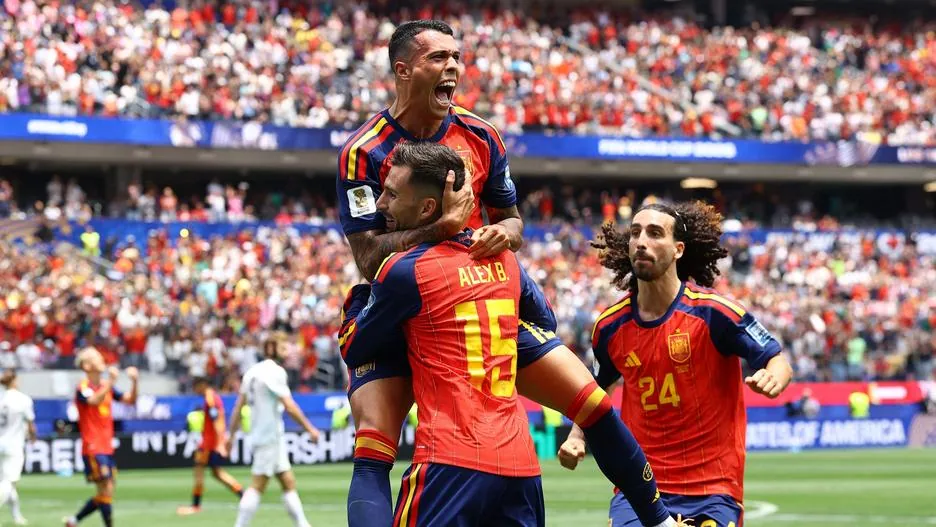 Le deuxi&egrave;me buteur espagnol, Pedro Porro, dans les bras de son co&eacute;quipier &Aacute;lex Baena, passeur d&eacute;cisif.