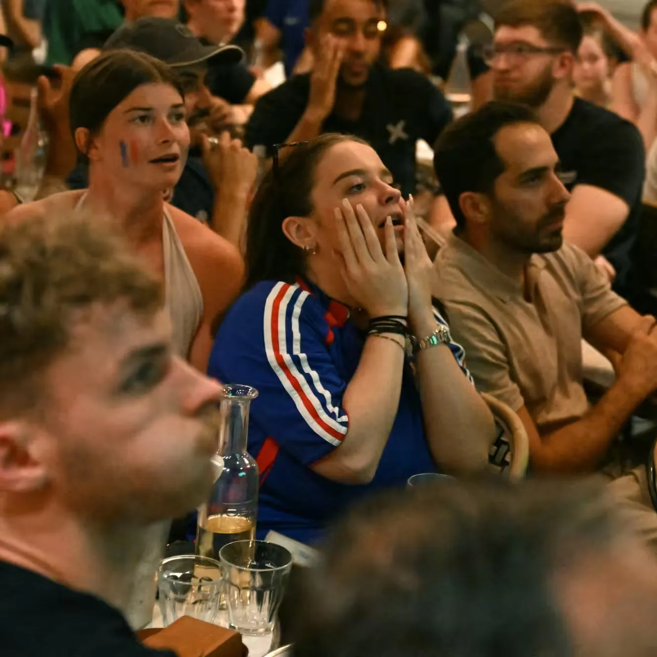 Les supporters fran&ccedil;ais devant la demi-finale de la coupe du monde perdue face &agrave; l'Espagne, &agrave; Paris, le 14 juillet 2026. (MARTIN LELIEVRE / AFP)