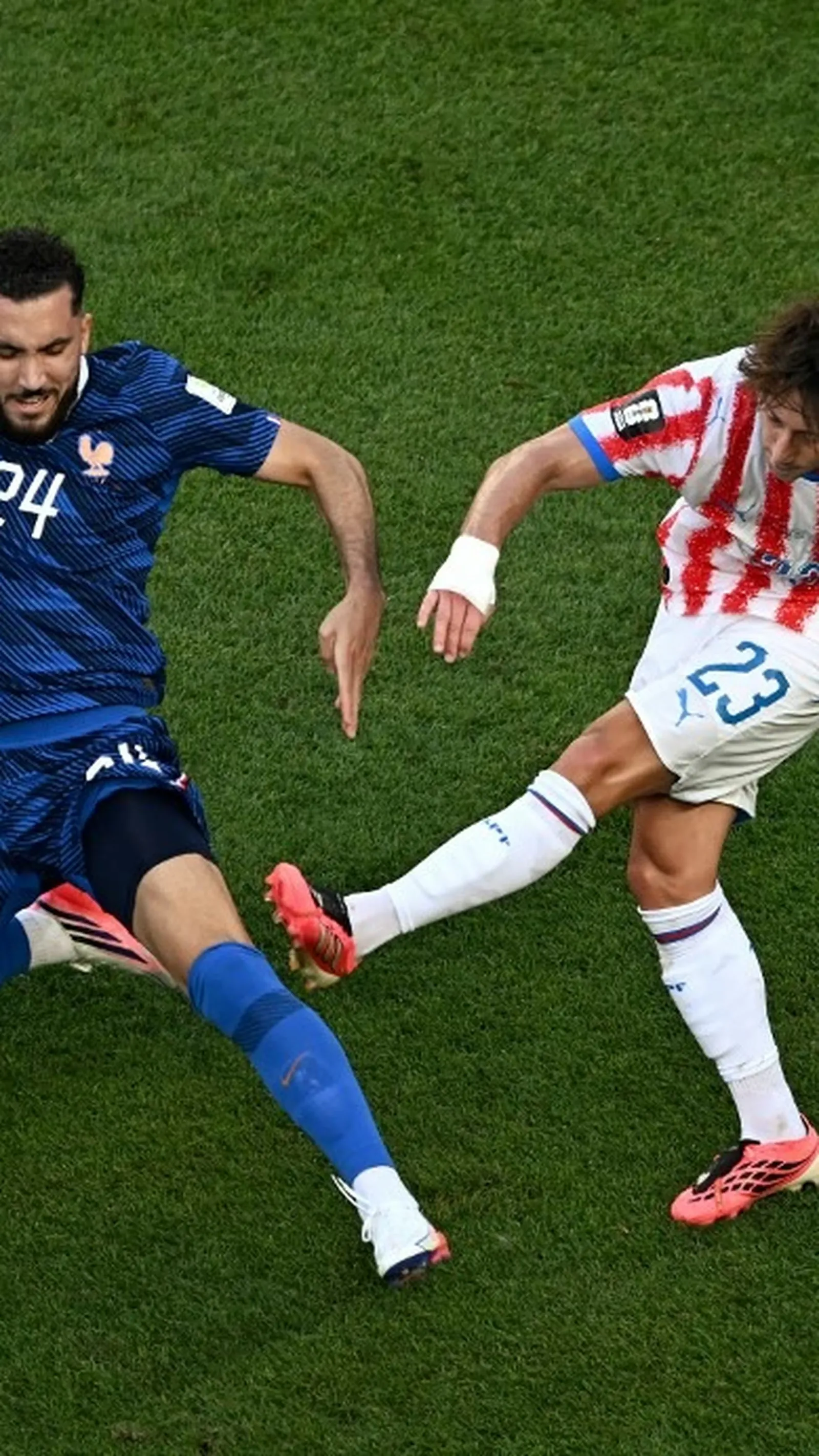 Le milieu de terrain fran&ccedil;ais Rayan Cherki s'oppose au Paraguayen Matias Galarza lors du 8e de finale de la Coupe du monde, &agrave; Philadelphia le 4 juillet 2026. (JEWEL SAMAD / AFP)