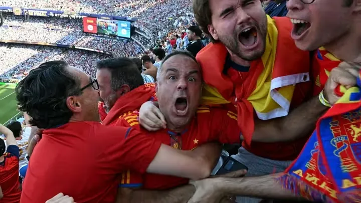 Des supporters espagnols c&eacute;l&egrave;brent le premier but de leur &eacute;quipe lors de la finale de la Coupe du monde de football 2026 opposant l'Espagne &agrave; l'Argentine au stade d'East Rutherford, dans le New Jersey, le 19 juillet 2026. (ROBERTO SCHMIDT / AFP)