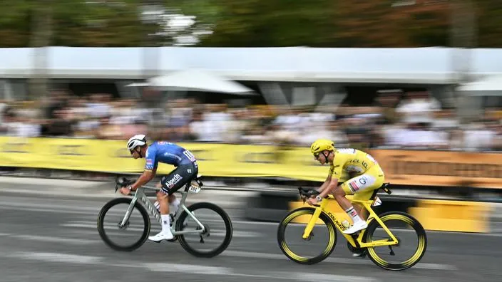 Mathieu Van der Poel devant Tadej Pogacar