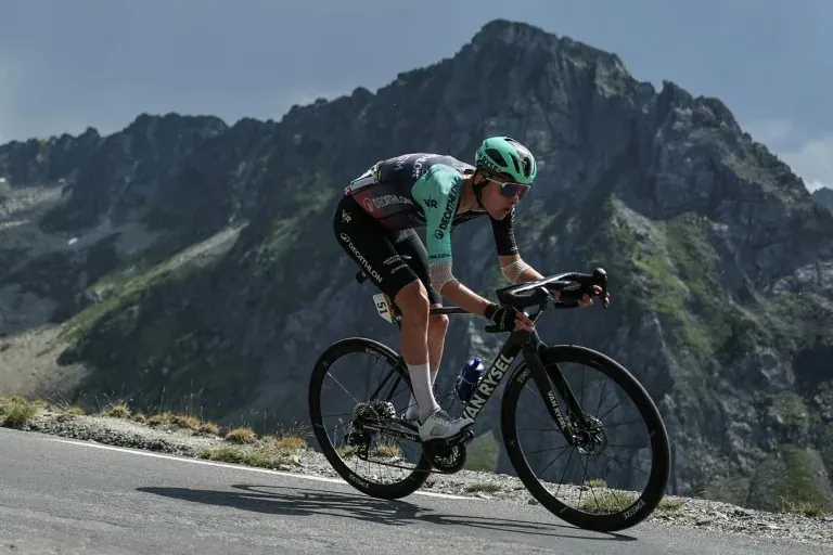 Le jeune Fran&ccedil;ais Paul Seixas dans la descente du Col du Tourmalet lors de la 6e &eacute;tape du Tour de France entre Pau et Gavarnie-G&egrave;dre le 9 juillet 2026 (Anne-Christine POUJOULAT)