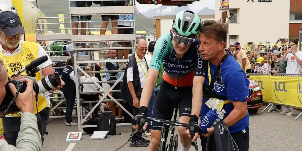 Paul Seixas, soutenu par son assistant et masseur, Sabino Pignatelli, &agrave; l&rsquo;arriv&eacute;e &agrave; l&rsquo;Alpe d&rsquo;Huez