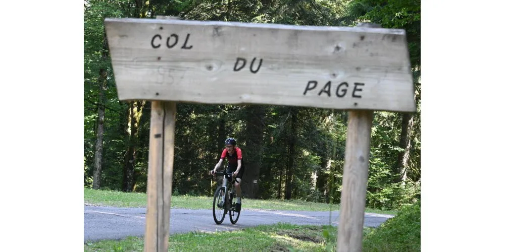 Le stationnement des spectateurs sur la route du col du Page n&rsquo;est tol&eacute;r&eacute; que si la s&eacute;curit&eacute; et la largeur de l&rsquo;accotement le permettent. Photo Eric Thi&eacute;baut