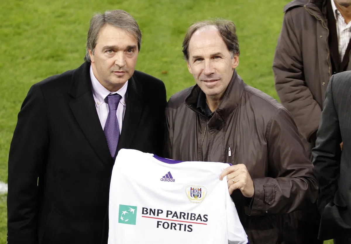 Baresi, aux c&ocirc;t&eacute;s de Van Holsbeeck, a re&ccedil;u un maillot.