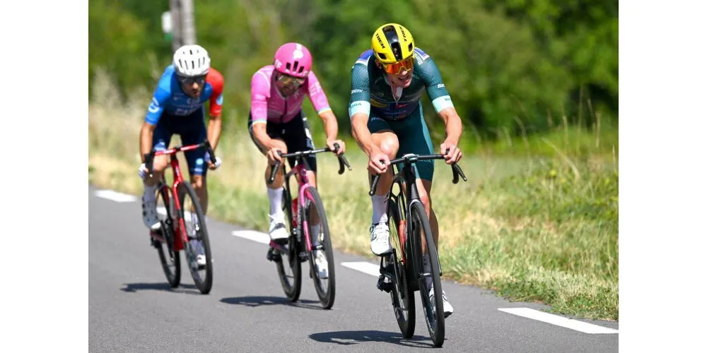 La 17e &eacute;tape de la Grande Boucle entre Chamb&eacute;ry et Voiron mercredi a &eacute;t&eacute; totalement folle, &agrave; l&rsquo;image des nombreuses offensives du Maillot Vert Mads Pedersen, intenable. Photo Sipa/Gregory Van Gansen