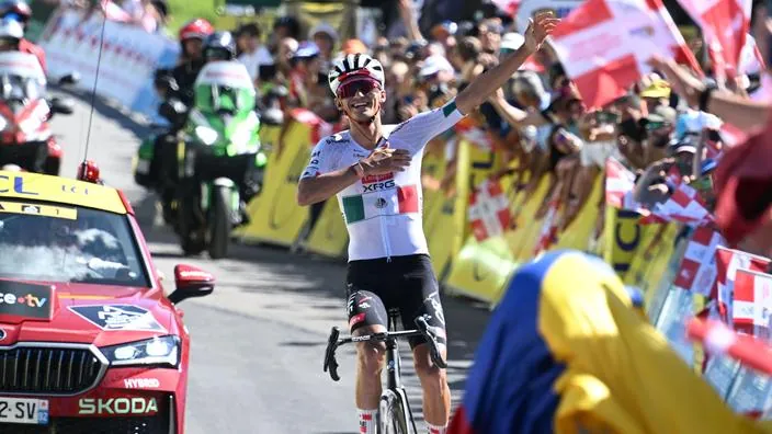 Isaac Del Toro, lors de sa victoire au Plateau de Solaison, lors du Tour Auvergne-Rh&ocirc;ne-Alpes, en juin.