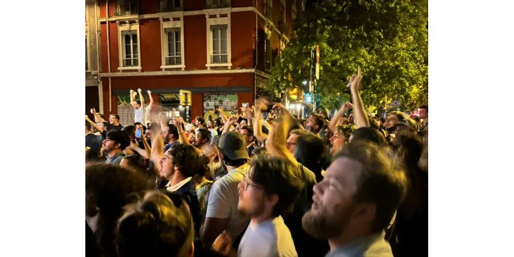 Et but de Demb&eacute;l&eacute; ! Cette fois, les supporters des Bleus laissent &eacute;clater leur joie : la France valide sa place en demi-finales. Photo Nathan Brisbois