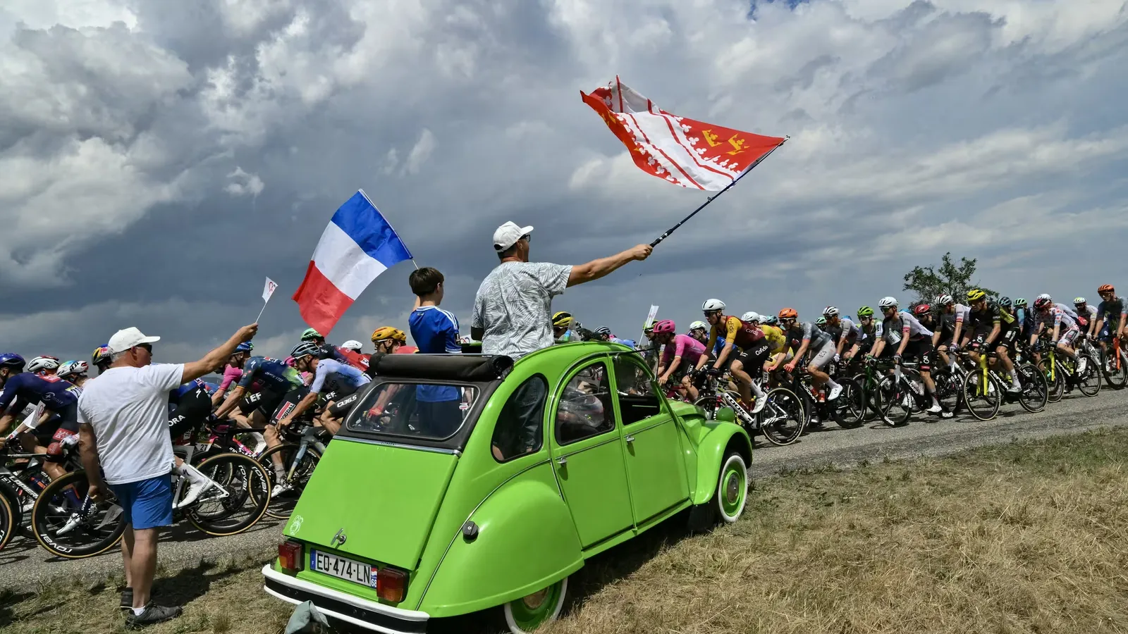 Des spectateurs du Tour de France encouragent les coureurs depuis une 2CV lors de l'&eacute;tape vosgienne entre Mulhouse et le Markstein, le 18 juillet 2026. (JEFF PACHOUD / AFP)