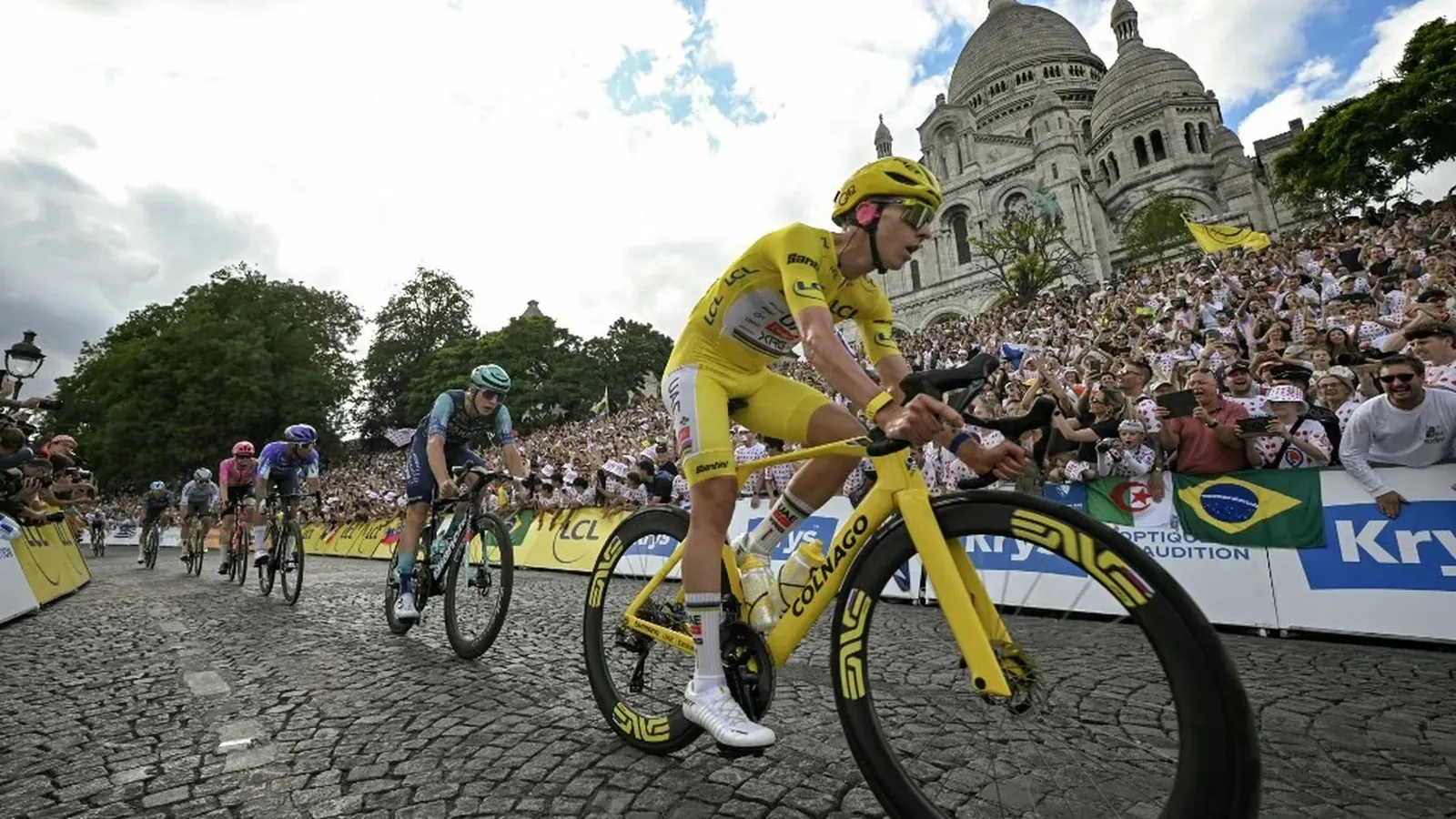 Le coureur slov&egrave;ne Tadej Pogacar passe devant le Sacr&eacute;-Coeur lors de la derni&egrave;re &eacute;tape du Tour de France, le 26 juillet 2026. (LOIC VENANCE / AFP)