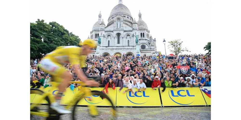 Tadej Pogacar devant le Sacr&eacute;-Coeur l'an dernier. Photo Sipa