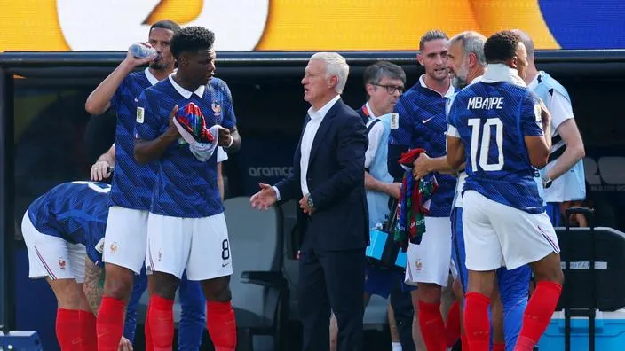 Didier Deschamps et ses joueurs mardi contre la Su&egrave;de en 16e de finale de la Coupe du monde.