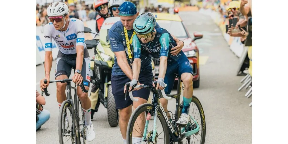 Lenny Martinez &agrave; bout de forces &agrave; l&rsquo;arriv&eacute;e &agrave; l&rsquo;Alpe d&rsquo;Huez apr&egrave;s avoir tenu t&ecirc;te presque toute la mont&eacute;e au tempo de Tadej Pogacar et Isaac Del Toro. Photo Jean-Baptiste Bornier