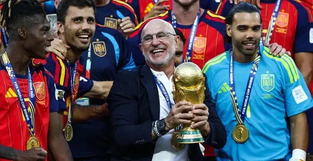 photo le sélectionneur espagnol luis de la fuente fête le titre de champion du monde avec son équipe, après la victoire des siens face à l’argentine (1-0), dimanche 19 juillet. © franck fife / afp